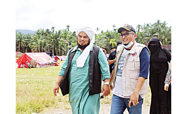 MENINJAU— Wali Kota Padang Hendri Septa bersama Ustaz Derry Sulaiman meninjau tenda-tenda pengungsian dan dapur umum yang didirikan Pemko Padang di Kabupaten Pasaman usai menyerahkan bantuan untuk warga terdampak gempa.