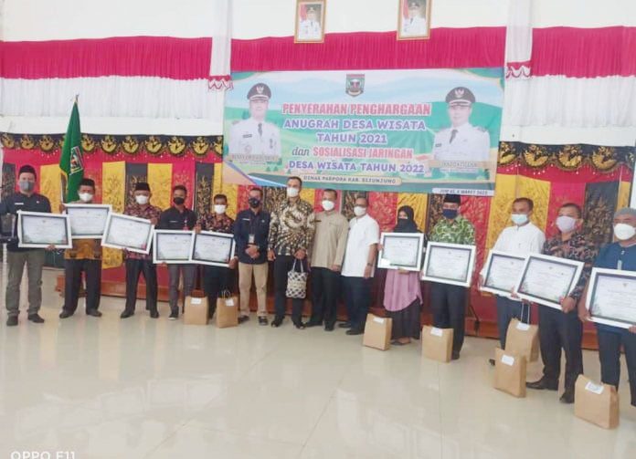 Berhasil Kelola Pariwisata di Sijunjung, Sebelas Nagari Diapresiasi Kemenparekraf 1 PENGHARGAAN— Sebanyak sebelas nagari yang menerima penghargaan dari Kemenparekraf diserahkan Bupati Sijunjung Benny Dwifa.