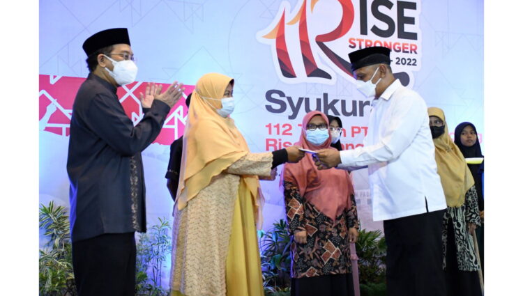 BANTUAN TALI ASIH— Plt.Dirut PT. Semen Padang Asri Mukhtar (kanan) bersama Direktur Keuangan, Tubagus M Dharury (paling kiri) menyerahkan tali asih pada perwakilan 4 panti asuhan pada Syukuran HUT ke-112, Jumat (18/3).