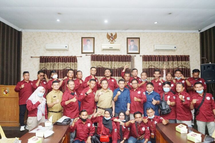 FOTO BERRSAMA—Kadis Kominfo Dharmasraya, Rovanly Abdams, Kadis Kominfo Kota Medan, Arrahmaan Pane berfoto bersama usai menggelar sharing informasi dengan Wartawan Bersatu Dharmasraya di Medan (29/3).