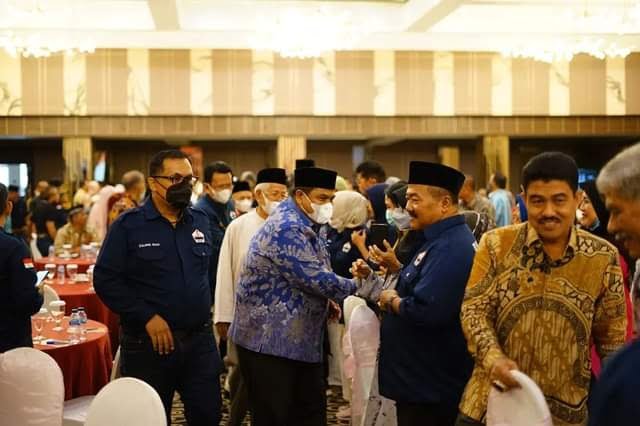 HADIRI PENGUKUHAN PENGURUS—Bupati Padangpariaman Suhatri Bur bersama  Wali Kota Pariaman H Genius Umar saat  mengahadiri pengukuhan dan pelantikan  Ketua PKDP Kota Padang untuk periode lima tahun ke depan di Padang.