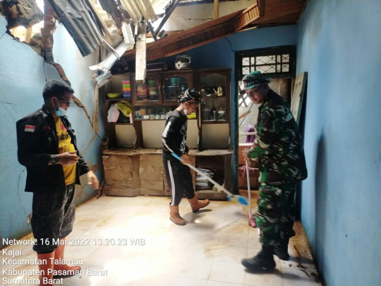 BERSIHKAN—Wali Nagari Paritmalintang Kecamatan Enam Lingkung, Kabupaten Padangpariaman Sudirman bersama  Babhinsa serta masyarakat membersihkan puing-puing rumah warga yang tetimpa musibah gempa di Kabupaten Pasaman Barat.