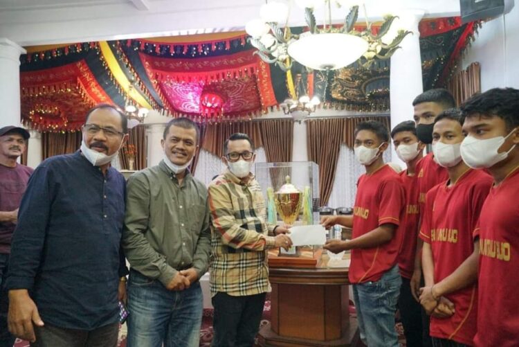 TERIMA CENDERA MATA— Bupati Tanahdatar Eka Putra menerima cendera mata dari Alumni K90.