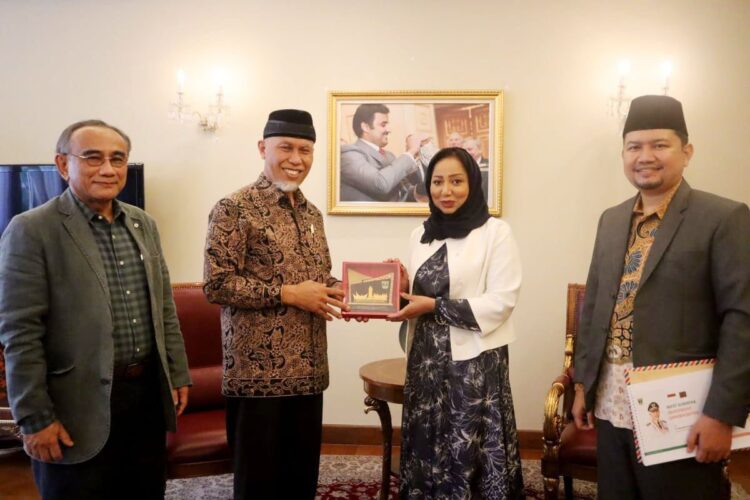 SERAHKAN— Gubernur Sumatera Barat, Buya Mahyeldi, serahkan cendra mata kepada  Duta Besar Qatar untuk Indonesia, Fawziya E.S Al-Sulaiti, di Kedutaan Qatar Jakarta.
