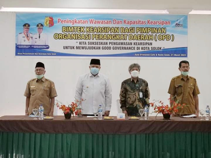 PEMBUKAAN BIMTEK— Wali Kota Solok Zul Elfian membuka Bimtek untuk peningkatan wawasan dan kapasitas kearsipan bagi pimpinan OPD di lingkungan Pemko Solok.