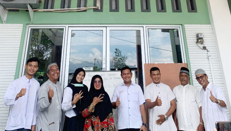 PEMILIHAN KETUA RT— Novi Yanti, sebagai Ketua RT 01 terpilih, foto bersama dengan calon Ketua RT, tim Pemilihan RT dan Ketua RW 06 Taratak Paneh, Korong Gadang, Minggu (20/3).