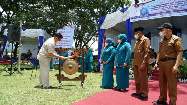 PENCANANGAN— Memukul gong, tanda dimulainya Bulan Bhakti Dasawisma dan Bulan Bhakti Gotong Royong Masyarakat (BBGRM).