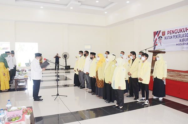 KUKUHKAN— Bupati Agam Andri Warman mengukuhkan pengurus IPSM Agam masa bhakti 2022-2027, di Balairong Rumah Dinas Bupati Agam.