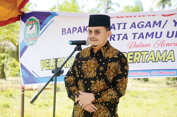 BATU PERTAMA— Bupati diwakli Asisten II Setda Agam, Jetson, letakkan batu pertama pembangunan gedung SDIT Al-Qalam Tiku, Kecamatan Tanjung Mutiara.