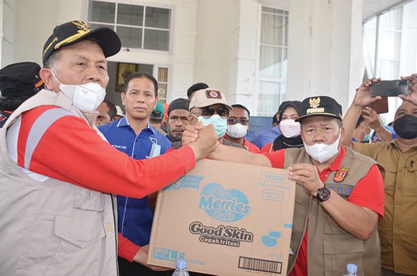SALURKAN BANTUAN— Bupati Agam Andri Warman menyalurkan bantuan berupa logistik, sembako dan laiinya terhadap korban gempa di Pasaman dan Pasbar.