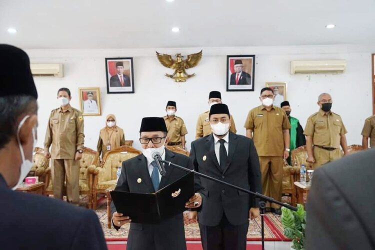 SUMPAH JABATAN— Bupati Tanahdatar Eka Putra didampingi Wabup Richi Aprian, mengambil sumpah jabatan pejabat yang dilantik.