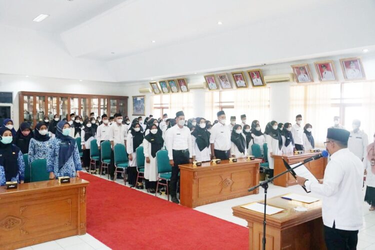 BACAKAN SK— Bupati Tanahdatar Eka Putra membacakan Surat Keputusan untuk ASN fungsional.