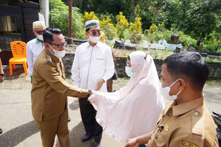 Bupati Eka Putra didampingi Ketua Baznas Kabupaten Tanah Datar Yasmansyah, Kepala Cabang Bank Nagari Fauzan Sony dan Bank Nagari Syariah Dewi, meletakkan batu pertama pembangunan Rehab Rumah Tidak Layak Huni (RTLH)  milik Gusnawati di Jorong Koto Nagari Tepi Selo kecamatan Lintau Buo Utara.