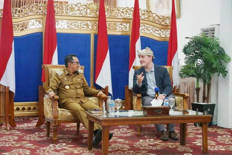 BINCANG— Bupati Tanahdatar Eka Putra saat berbincang dengan Atase Politik Kedubes Australia, Mr.Thomas Car  di Indo Jolito.