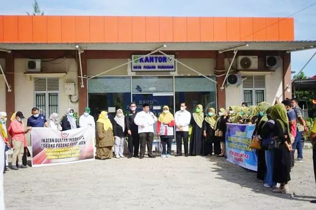 PELEPASAN— Bupati Padangpariaman Suhatri Bur  saat melepas bantuan gempa.