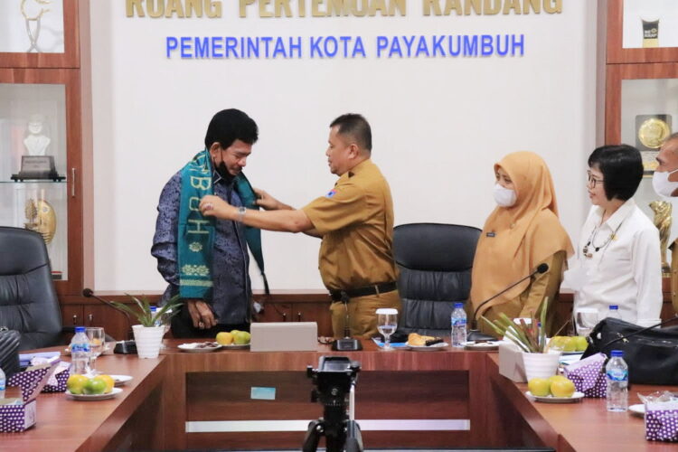 Bupati Nias Barat Terkesan dengan MPP Payakumbuh 1 KUNJUNGAN BUPATI— Asisten II Sekdako Payakumbuh sambut Bupati Nias Barat di Balai Kota Payakumbuh.