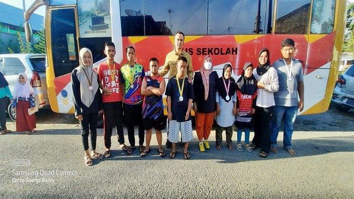 FOTO BERSAMA— Bupati Sijunjung Benny Dwifa-Yuswir foto bersama dengan atlet SOIna yang memperoleh peringkat kedua di ajang PeSODa Sumbar 2022.