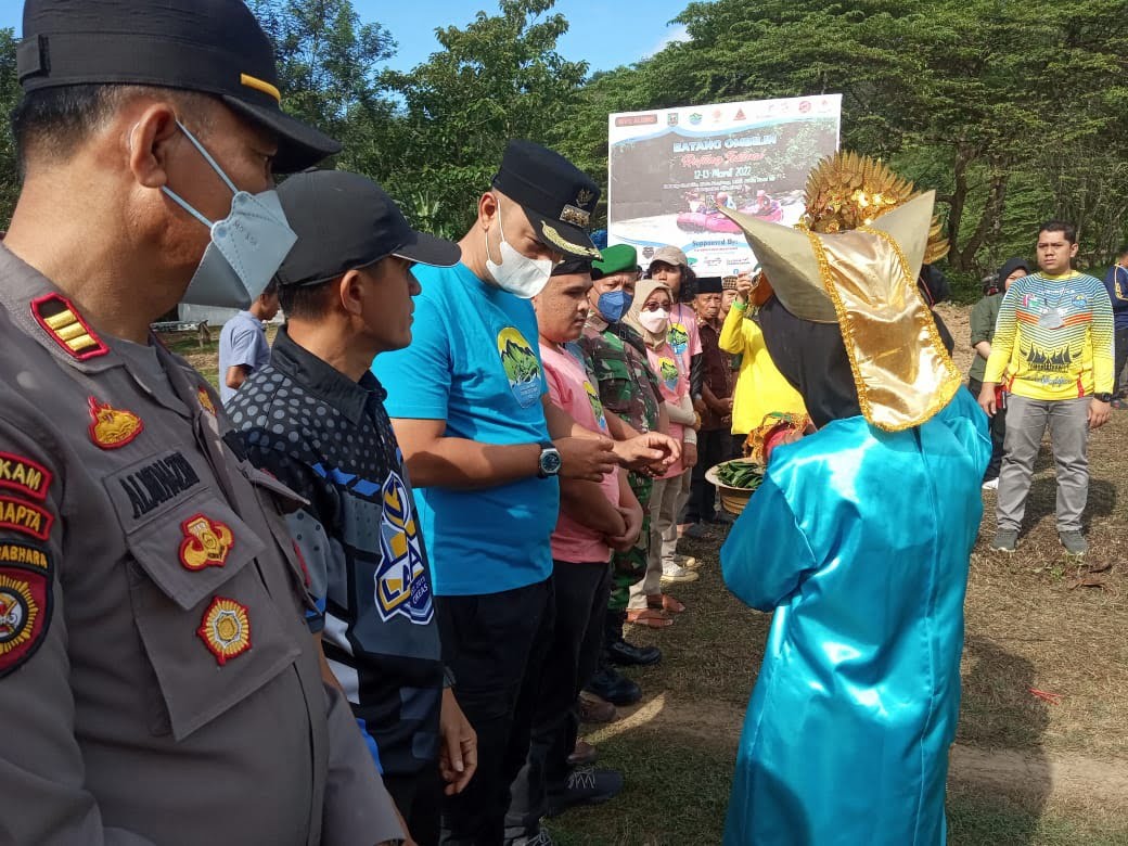 Bupati Sijunjung Benny Dwifa Yuswir disambut dengan sirih dala carano saat membuka lomba arung jeram Batang Ombilin Rafting Festival 2022