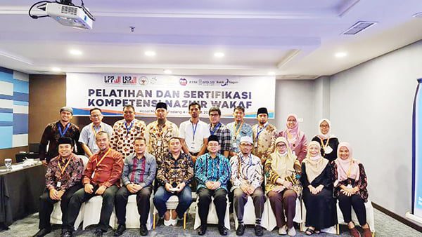 PELATIHAN NAZHIR WAKAF—  Mulyadi Muslim mewakili Yayasan Waqaf Ar Risalah Sumbar berfoto bersama dengan narasumber dan peserta saat mengikuti Pelatihan dan Sertifikasi Kompetensi Nazhir Wakaf.
