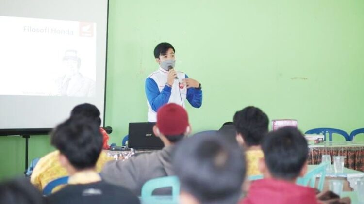 BERIKAN MATERI—Instruktur safety riding Menara Agung, Riandy Monru memberikan materi cari aman berkendara di SMA Muhammadiyah, Batusangkar.