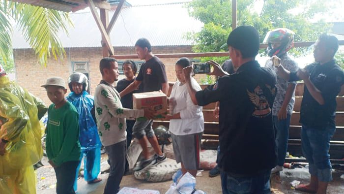 SALURKAN— Gabungan Club motor yang terdiri dari Club Kings YKLC dan YKCA menyalurkan bantuan Sembako kepada korban gempa di Pasaman  Barat.