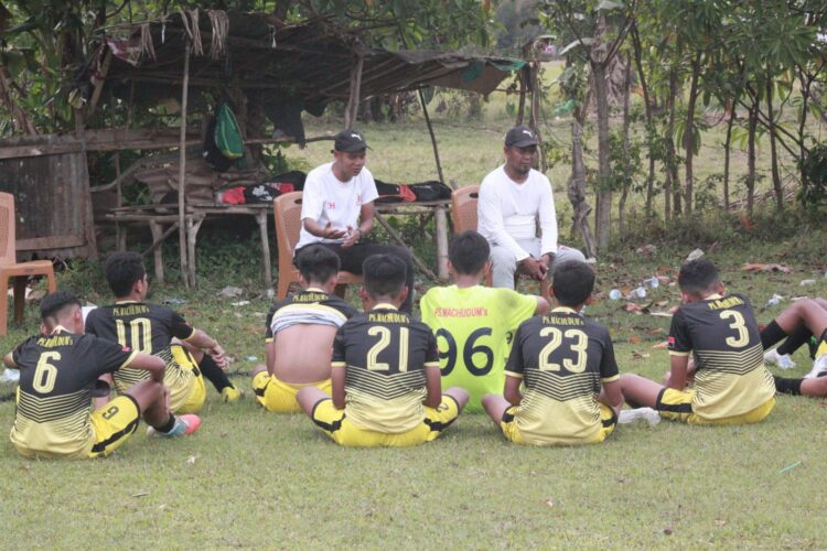 Minim Perhatian PSSI dan Pemprov, PS Machudums Tetap Semangat Hadapi Soeratin U-13 1 ARAHAN--Pelatih PS Machudum's Hendra bersama pemain melakukan pematangan-pematangan strategi bagaimana PS Machudum’s bisa sukses di tingkat Nasional.