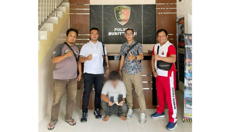 PENCURI HP— Pelaku IL yang kedapatan mencuri Hp di RSAM Bukittingi diamankan di Polres Bukittinggi setelah diamankan sekuriti.