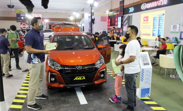 MASIH SEPI- Pengunjung mendapat penjelasan mobil-mobil yang dipamerkan di booth Daihatsu, dalam Gaikindo Jakarta Auto Week 2022, di JCC, Jakarta,  Rabu (16/3). Lemah sosialisasi PPnBM 50%, kurang gencarnya promosi pameran, dan fluktuasi harga bahan bakar non-subsidi cenderung naik, membuat pembeli menahan untuk beli.