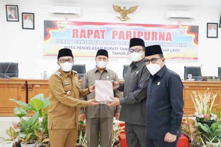 TERIMA NASKAH LKPJ— Ketua DPRD Roni Mulyadi didampingi Wakil Ketua Anton Yondra dan Syaidani menerima naskah LKPj tahun 2021 dari Bupati Tanahdatar Eka Putra.