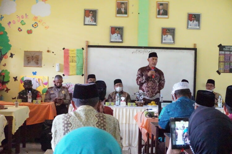 SAMBUTAN—Gubernur Sumatera Barat, Buya Mahyeldi memberikan sambutan saat milad ke- 91  Yayasan Pendidikan Bustanul Ulum, di Situjuah Limo Nagari, Kabupaten Limapuluh Kota.