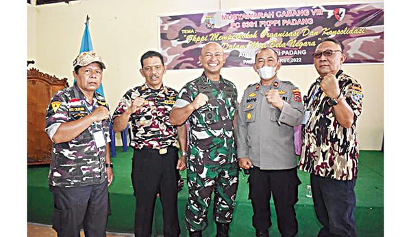FOTO BERSAMA— Dandim 0312 Padang Letkol INF Jadi S.IP berfoto bersama dengan pengurus FKPPI Kota Padang pada Muscab VIII, Selasa (29/3).