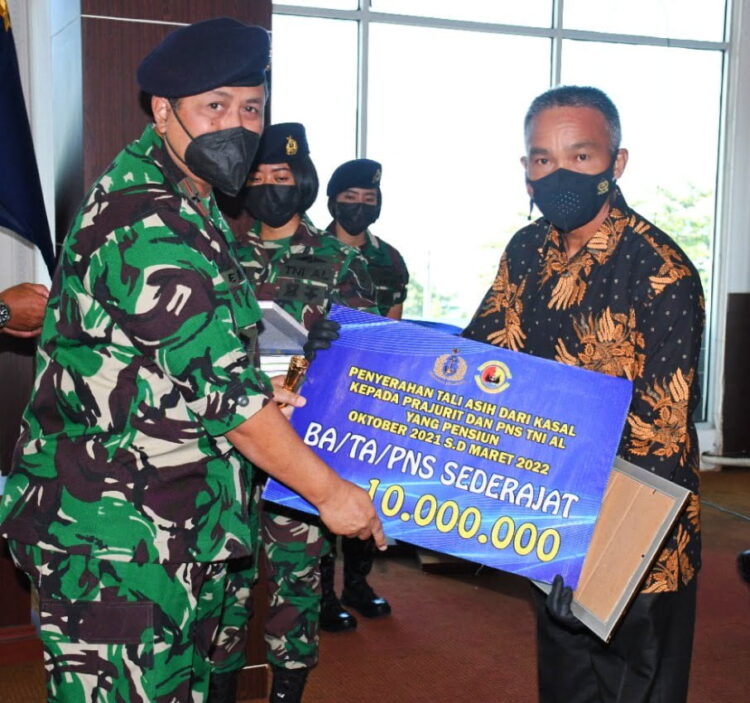SERAHKAN—Komandan Pangkalan Utama TNI AL Danlantamal II Laksamana Pertama TNI Endra Sulistiyono.S.E.,M.M serahkan tali asih