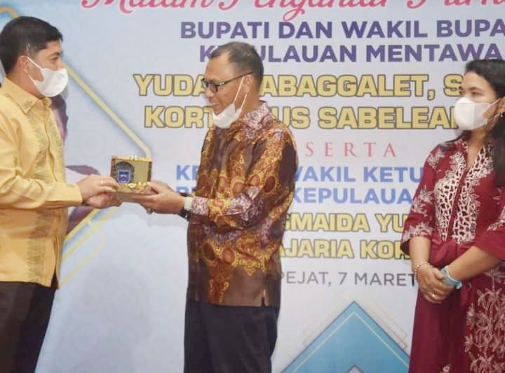 Rakor Kepala Daerah di Mentawai 2022, Momentum Bangkitkan Masyarakat Ekonomi 1 CENDERA MATA— Wali Kota Sawahlunto Deri Asta menyerahkan cendera mata kepada Bupati Mentawai Yudas Sabaggalet saat menghadiri Rakor Kepala Daerah se-Sumbar di Kabupaten Kepulauan Mentawai.