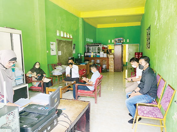 SIDAK— Petugas Diskop UKM Perdagangan melakukan sidak stok gas LPG 3 kilogram di dua agen resmi.