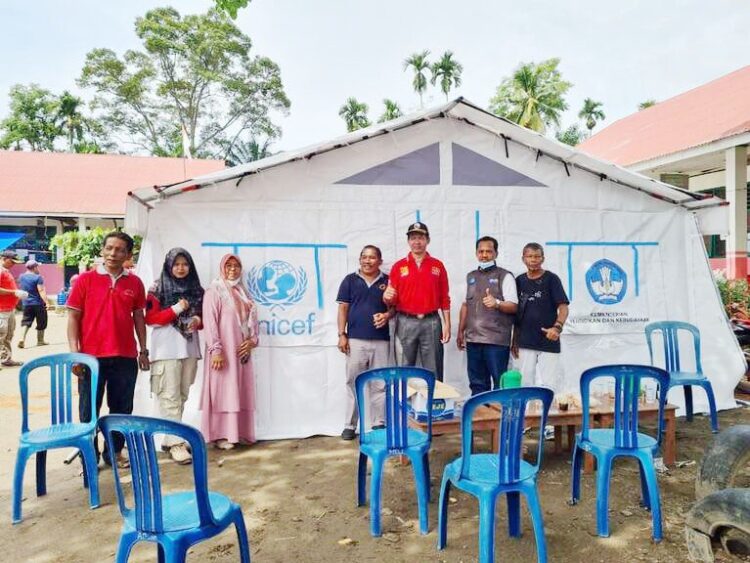 DIRIKAN TENDA--Dinas Pendidikan Pemkab Pasaman mendirikan tenda kelas darurat di gedung sekolah yang mengalami rusak berat di lokasi bencana.