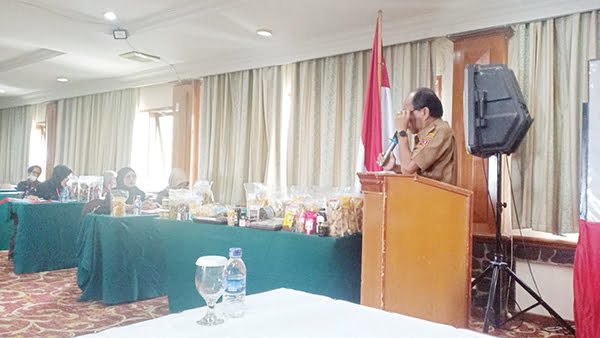 Dinkes Agam Gelar Bimtek Penyuluhan Keamanan Pangan 1 Bimtek— Dinas Kesehatan (Dinkes) Kabupaten Agam gelar Bimbingan Teknis (Bimtek) penyuluhan Keamanan Pangan bagi Industri Rumah Tangga Pangan (IRTP) di Hotel Nuansa Maninjau, Matur, Senin (14/3).