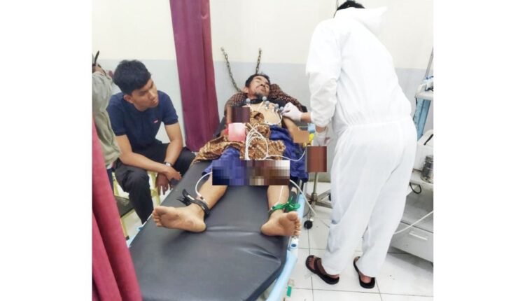 DIRAWAT— Korban Zulja (56) mendapatkan perawatan 
intensif di RSUD Arosuka akibat diserang beruang saat bekerja 
di sawah miliknya.