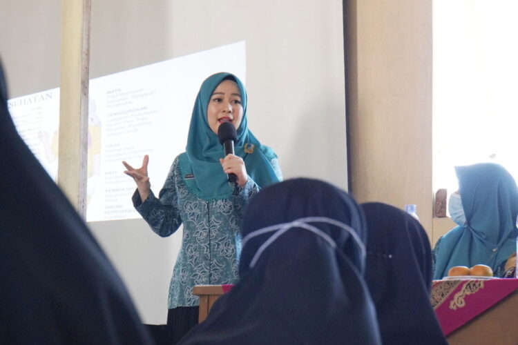 SAMBUTAN— Ketua TP-PKK Kota Padang Panjang, dr. Dian Puspita Fadly Amran, Sp.JP memberikan sambutan pada acara, kemarin.