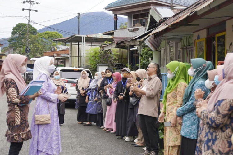 Dokter Dian Lakukan Verifikasi Lapangan Enam Kader Posyandu di Padang Panjang 1 KUNJUNGAN— Ketua TP-PKK Kota, dr. Dian Puspita Fadly Amran, Sp.JP melakukan kunjungan lapangan terhadap enam kader posyandu yang terpilih dalam penilaian Kader Posyandu Terintegrasi Tingkat Kota Padangpanjang.