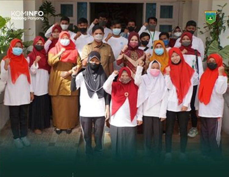 Dokter Dian Lepas Atlet SOIna Ikuti Pesoda Sumbar 1 LEPAS— Ketua SOIna Padang Panjang, dr. Dian Puspita Fadly Amran, Sp.JP yang akan mengikuti Pekan Special Olimpics Daerah (Pesoda). Kontingen dilepas di Rumah Dinas Wali Kota Senin (7/3).