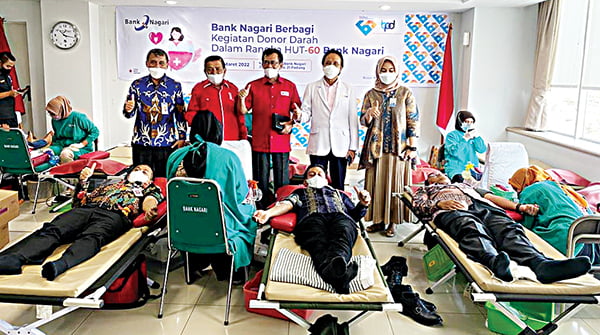 FOTO BERSAMA— Direksi Bank Nagari bersama PMI Padang berfoto bersama usai pembukaan acara donor darah di Kantor Pusat Bank Nagari di Jalan Pemuda, Padang.