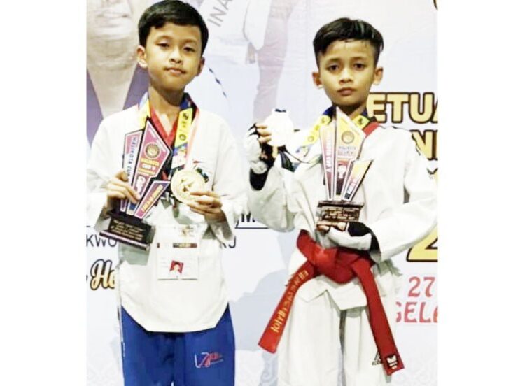 RAIH EMAS—Dua taekwondoin bersaudara dulang emas pada jang Jam Gadang Open 2022.