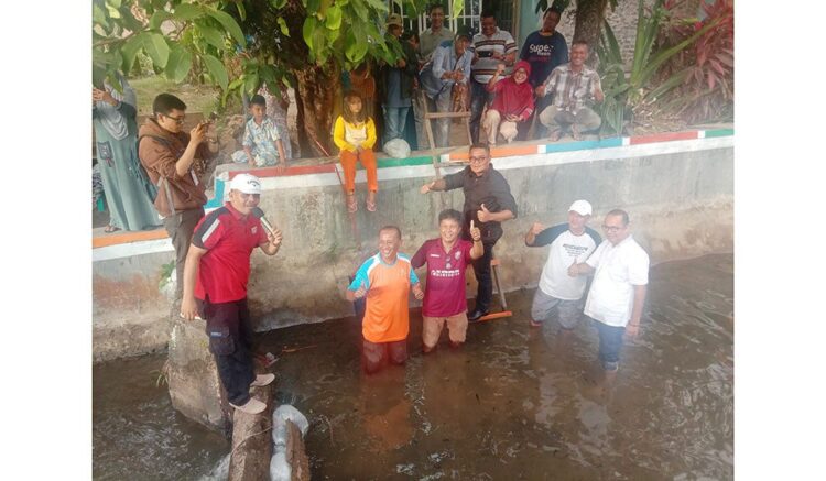 SEBAR BIBIT IKAN — Ketua  DPRD Padang Syafrial Kani dan Anggota DPRD Sumbar  Desrio Putra secara simbolis menyebar bibit ikan ke saluran irigasi di Pila Tarok, Kelurahan Pasa Ambacang, Kecamatan Kuranji, Senin (28/2).
