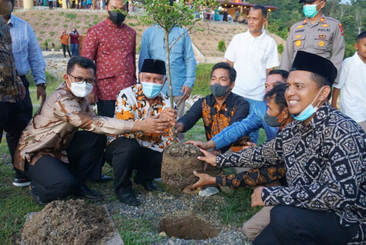 TANAM POHON— Gubernur Mahyeldi bersama masyarakat saat menanam pohon di lokasi Sungai Lansek, Kamang Baru, Kabupaten Sijunjung.