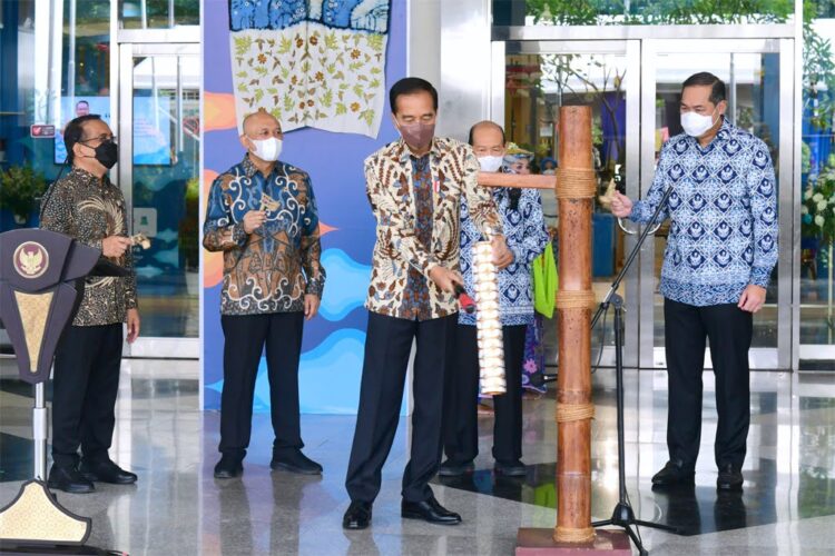 Menteri Perdagangan, Muhammad Lutfi mendampingi Presiden RI, Joko Widodo pada Pembukaan Jakarta Internasional Handicraft Trade Fair (INACRAFT) Tahun 2022 di Jakarta Convention Center, Jakarta, Rabu (23/3/2022).