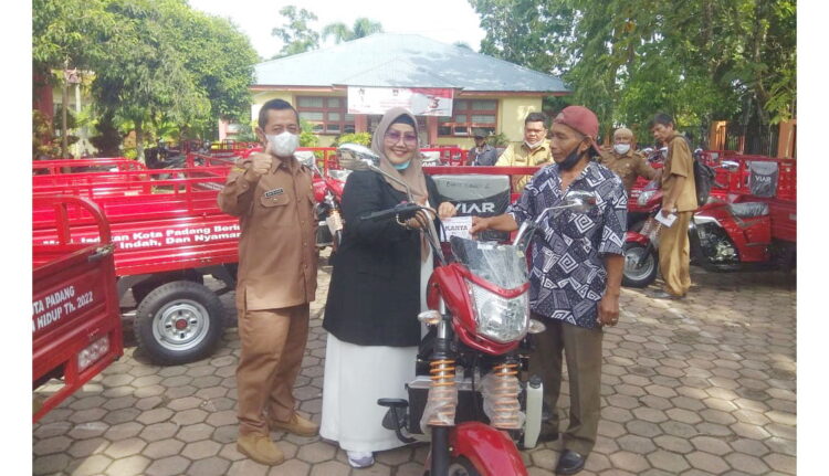 PENYERAHAN BETOR SAMPAH—  Anggota DPRD Kota Padang Elly Trisyanti menyerahkan 6 unit betor sampah kepada Kepala DLH Mairizon, dan selanjutnya diberikan kepada warga di Batu Gadang, Bandar Buat, Batuang Taba, Gurun Laweh, Senin (21/3).