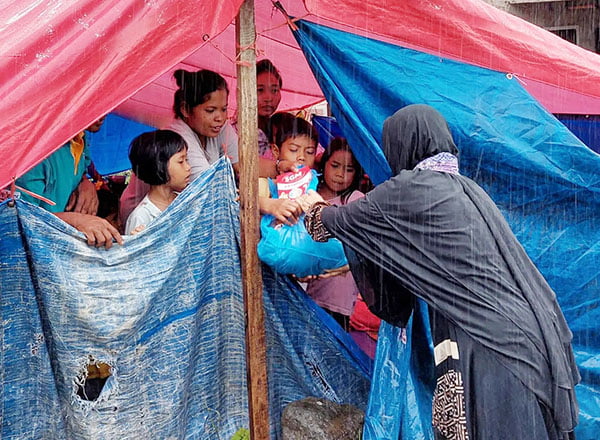 Emak-emak SCSB Salurkan Bantuan Korban Gempa Pasaman 1 BANTUAN— Salah seorang anggota SCSB Sumbar menyerahkan bantuan kepada korban gempa di Pasaman.
