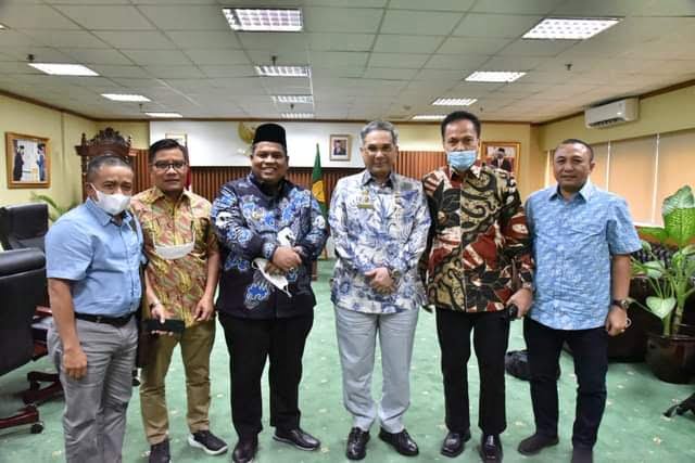 PERTEMUAN— Bupati Suhatri Bur saat melakukan pertemuan dengan Wakil Menteri Pertanian RI Harvick Hasnul Qolbi di Kantor Kementerian Pertanian untuk tindak lanjuti persoalan pertanian.