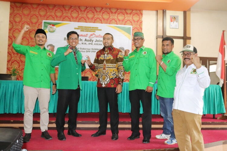 KARTU ANGGOTA— Erwin Yunaz resmi bergabung dengan PPP. Usai dipasangkan jas PPP oleh Ketua DPP PPP Audy Joinaldy, juga diserahkan kartu anggota.