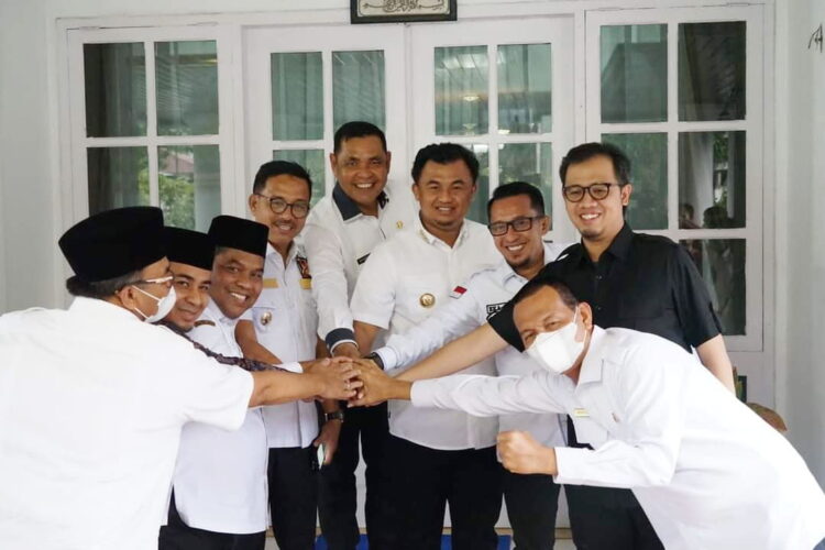 SALAM KOMANDO— Bupati Sutan Riska berfoto salam kompak bersama sejumlah Kepala Daerah se - Sumbar saat Rakorwil Apkasi Sumbar di Kabupaten Tanahdatar.